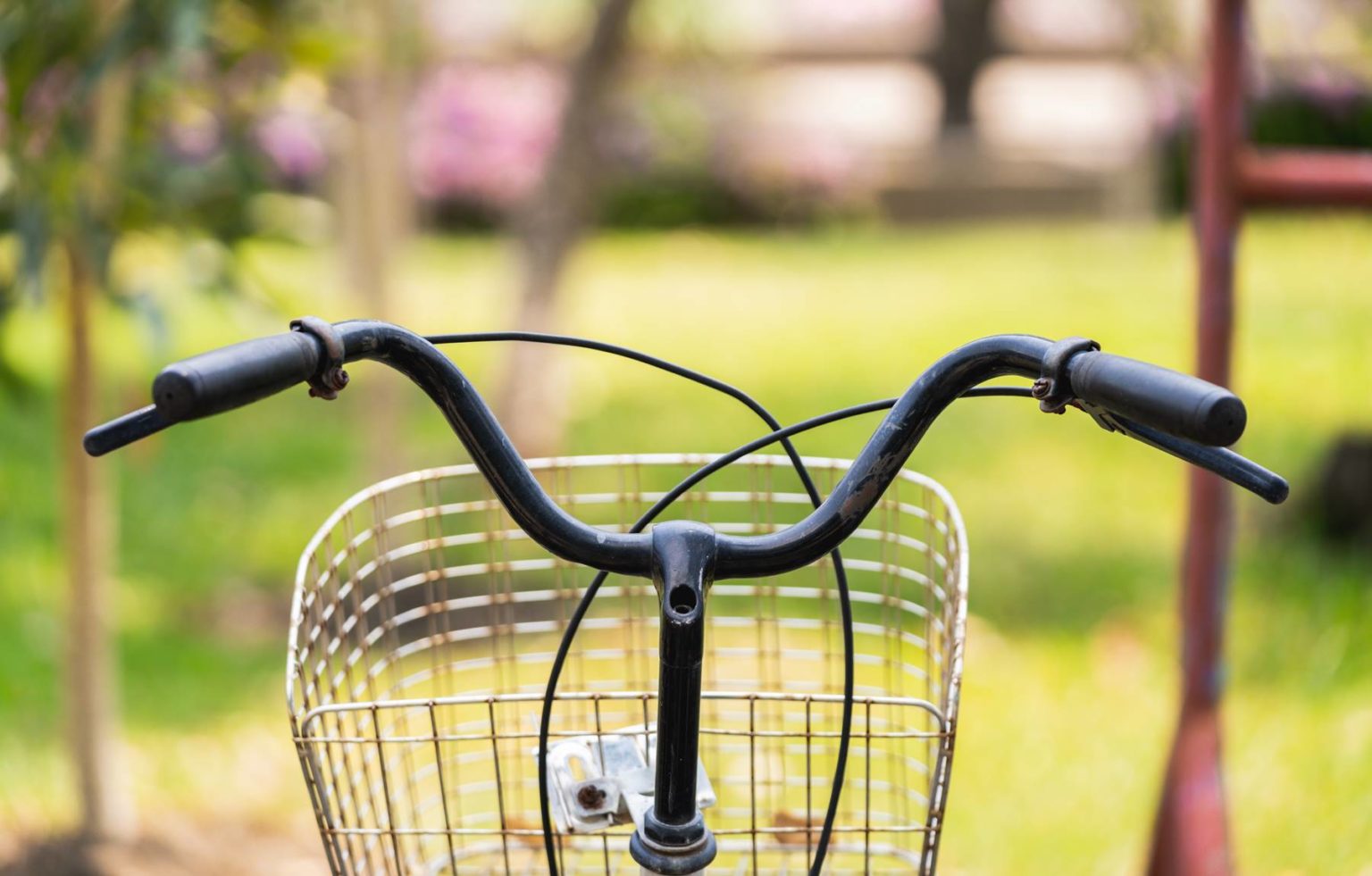 fahrrad mit ablage zwischen vorderrad und fahrer