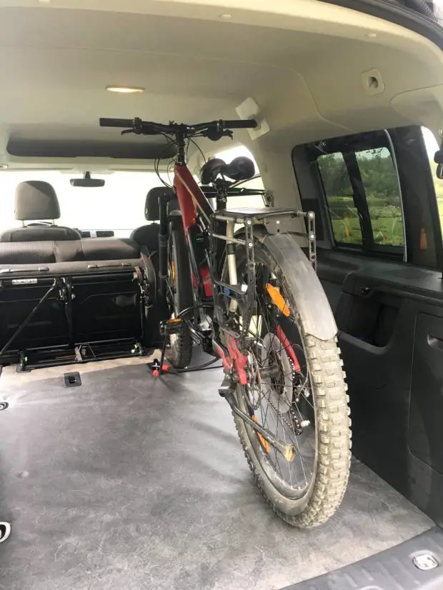Fahrrad steht fest und sicher im Caddy